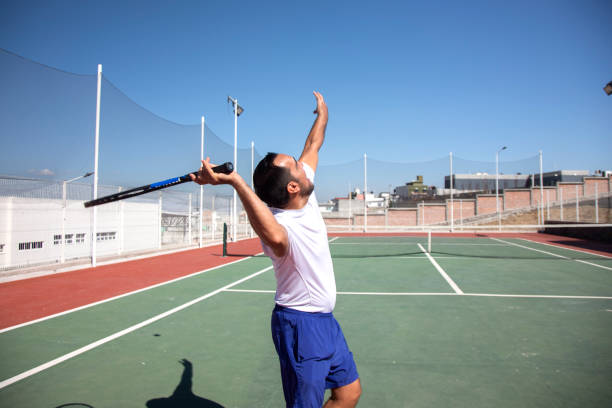 istock Hombre entrenando tenis 1376971325