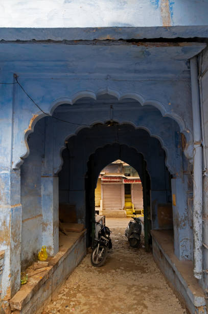 porte traditionnelle ouverte en bois et maison de couleur bleue. les brahmanes hindous peignaient leurs maisons en bleu parce qu’ils étaient de caste supérieure, la tradition suit. - india brahmin hinduism tourism photos et images de collection