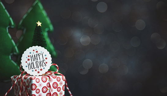 Fondo oscuro de Navidad con regalos y árbol de Navidad y mensaje de Felices Fiestas photo