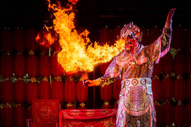중국 찻집에서 쓰촨 오페라의 파이어피터 - fire eater fire performance circus performer 뉴스 사진 이미지