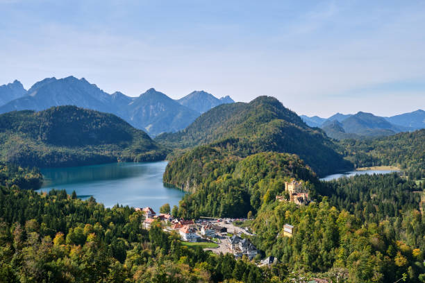 баварские альпы с замком хоэншвангау - allgau стоковые фото и изображения