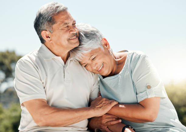 ujęcie starszej pary spędzającej razem czas na łonie natury - senior couple senior adult happiness smiling zdjęcia i obrazy z banku zdjęć