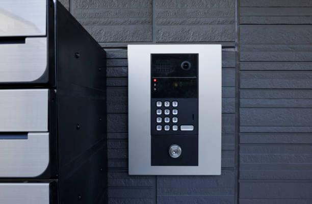 imagem de vista frontal de uma fechadura automática de um complexo de apartamentos - security code - fotografias e filmes do acervo