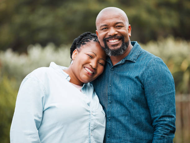 foto de una pareja madura juntos en su jardín - mid adult fotografías e imágenes de stock