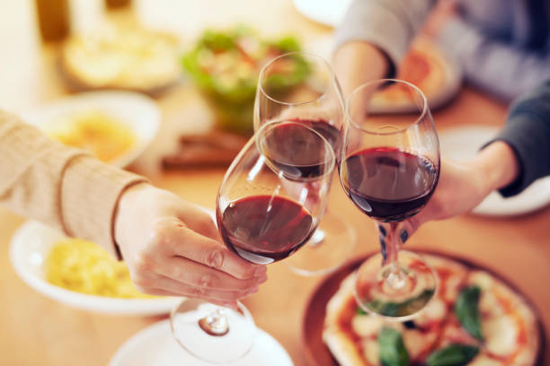 saludos con comida italiana y vino tinto - italian cuisine wine food pasta fotografías e imágenes de stock