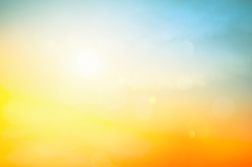 Relajante concepto de paisaje de vacaciones al aire libre: Luz solar borrosa abstracta playa colorido fondo bokeh borroso con efecto retro al atardecer de otoño cielo tiene azul brillante, blanco y color naranja calma. photo