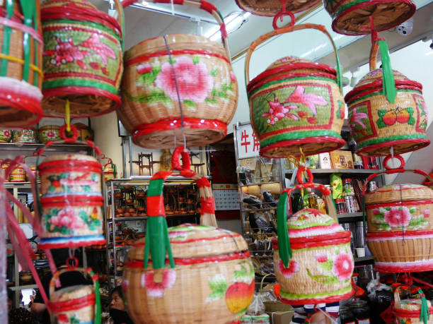souvenirs cadeaux vêtements de mode dans la boutique classique moderne locale de la ville de shantou ou de la ville de swatow dans le guangdong, en chine - antiquary photos et images de collection