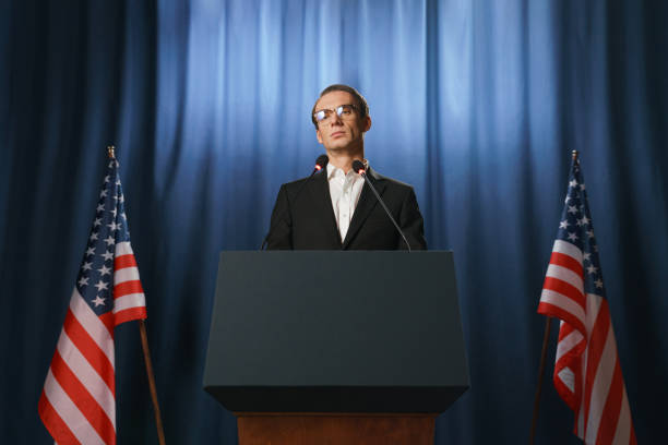 visão de baixo ângulo para o político jovem americano sério olhando para o outro lado durante seu discurso nos debates - american presidents - fotografias e filmes do acervo