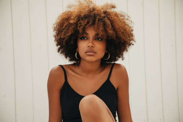 pretty young afro woman - earring imagens e fotografias de stock