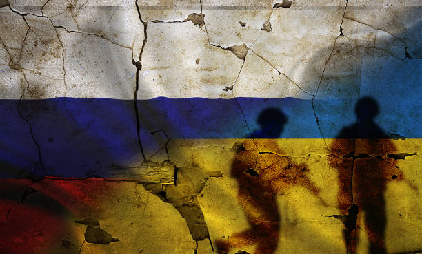 bandera de rusia vs ucrania en la pared agrietada, concepto de guerra entre rusia y ucrania, silueta de soldados en la bandera de rusia vs ucrania - ukraine war fotografías e imágenes de stock