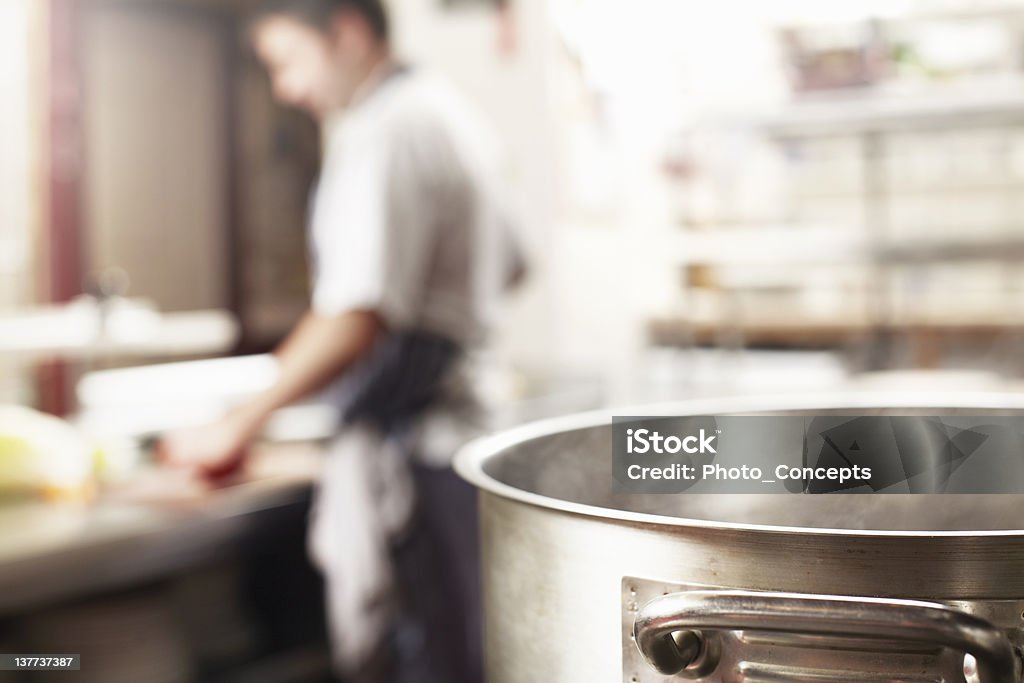 Primer plano de una olla de cocina de ebullición - Foto de stock de Cocina comercial libre de derechos