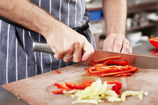 couper les légumes dans la cuisine de chef - cooks knife photos et images de collection