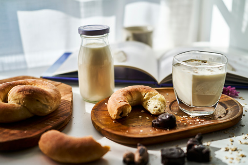 healthy breakfast: bagel and milk