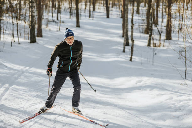 hombre mayor esquiando en la naturaleza - nordic event fotografías e imágenes de stock