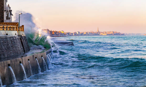 High tides in Saint-Malo High tides in Saint-Malo, France in February 2019 ille et vilaine stock pictures, royalty-free photos & images