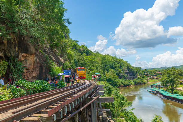 カンチャナブリー県、機関車、蒸気機関車、タイ、電車、第二次世界大戦の歴史的鉄道、列車タキンに多くの観光客とデス鉄道として知られています - kanchanaburi province train thailand diesel ストックフォトと画像