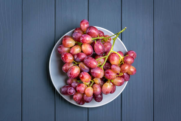 워든 배경 탑 뷰 플랫 레이에 천연 유기농 검은 육즙 포도. 소박한 스타일. 컨트리 빌리지 농업 개념 - grape purple cabernet sauvignon grape fruit 뉴스 사진 이미지