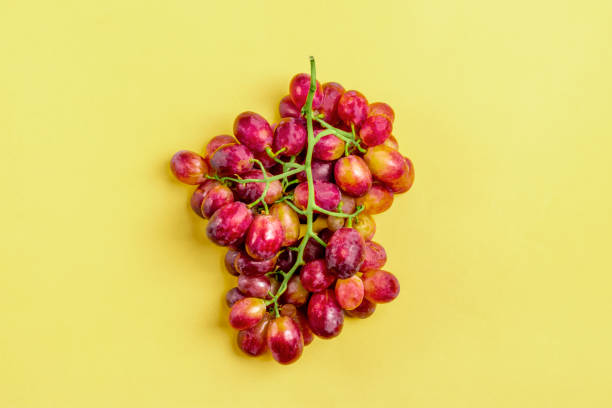 натуральный органический черный сочный виноград на желтом фоне top view flat lay. деревенски�й стиль. концепции сельского хозяйства в сельском хоз� - red grape grape fruit sweet food стоковые фото и изображения