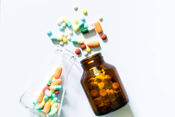 医療:丸薬とボトル、空中写真、薬物試験およびピルボトル、科学実験フラスコ - pill bottle 写真 ストックフォトと画像