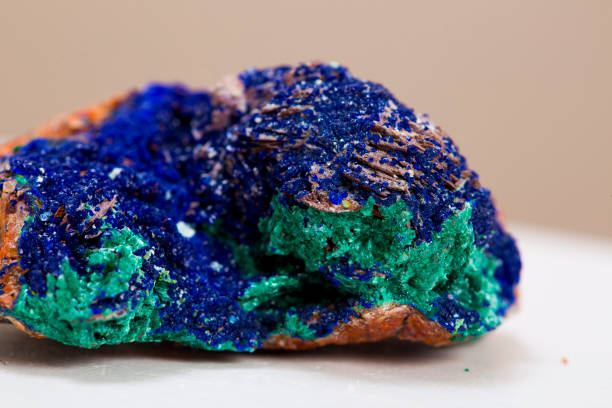 azuryt mineralny okaz kamień geologia geologiczna gem crystal - azurite zdjęcia i obrazy z banku zdjęć