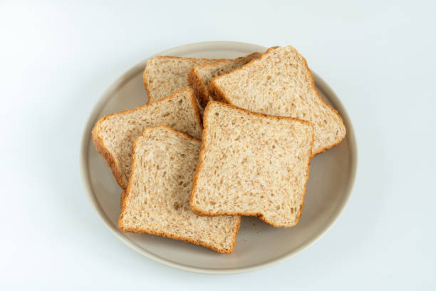 sliced ​​bread on a plate - fat portion studio shot close up imagens e fotografias de stock