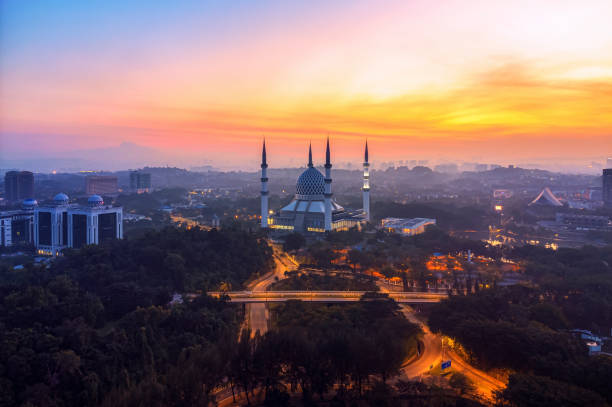 shah alam blue mosque panorama alba - selangor state foto e immagini stock