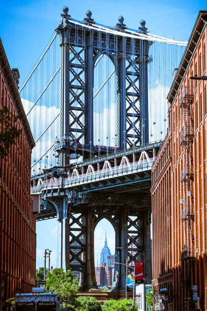 manhattan bridge, widziany z dumbo. empire state building w tle. - new york city new york state brooklyn clear sky zdjęcia i obrazy z banku zdjęć