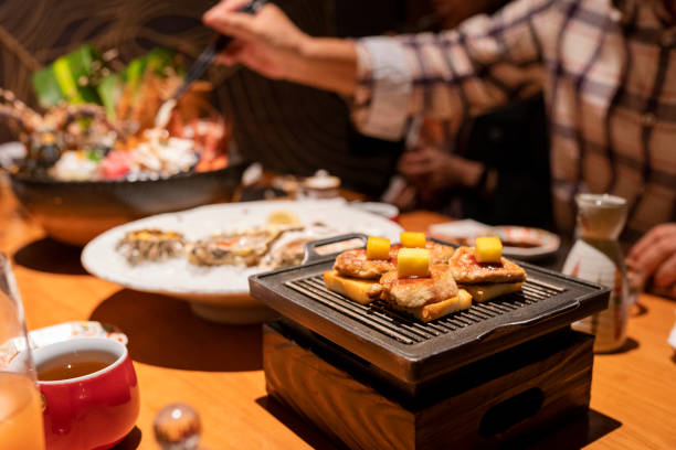 日本食レストランのフォアグラ寿司の揚げ物 - buffet japanese cuisine lifestyles ready to eat ストックフォトと画像