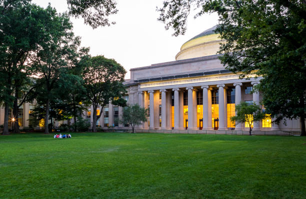 Cambridge in Massachusetts, USA Cambridge, MA, USA - September 10, 2015: view of the historic architecture of the American city of Cambridge in Massachusetts, USA by the MIT campus showcasing its historic buildings and lots of locals passing by. clothing north america usa massachusetts stock pictures, royalty-free photos & images