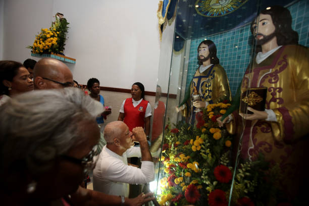 Mass in honor of Saint Cosimo and Saint Damiao salvador, bahia, brazil - september 27, 2017: Devotees of saints Sao Cosme and Sao Damiao attend mass in praise of the twin saints in Liberdade neighborhood in Salvador. Cosimo stock pictures, royalty-free photos & images