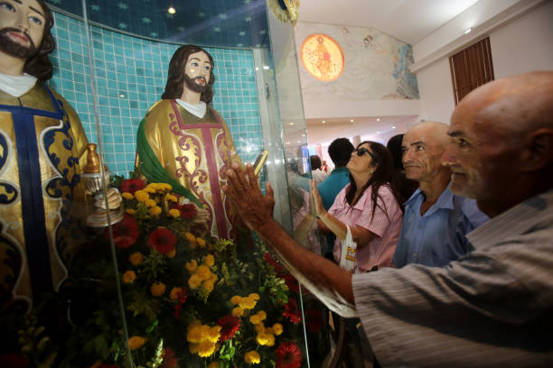 Mass in honor of Saint Cosimo and Saint Damiao salvador, bahia, brazil - september 27, 2017: Devotees of saints Sao Cosme and Sao Damiao attend mass in praise of the twin saints in Liberdade neighborhood in Salvador. Cosimo stock pictures, royalty-free photos & images