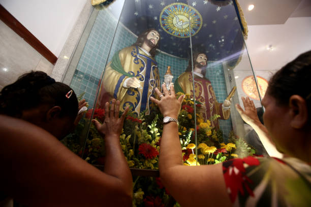 Mass in honor of Saint Cosimo and Saint Damiao salvador, bahia, brazil - september 27, 2017: Devotees of saints Sao Cosme and Sao Damiao attend mass in praise of the twin saints in Liberdade neighborhood in Salvador. Cosimo stock pictures, royalty-free photos & images