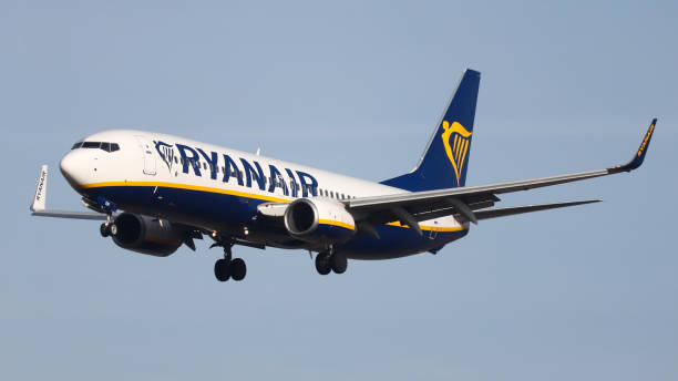 ryanair boeing 737 at manchester airport. - ryanair imagens e fotografias de stock