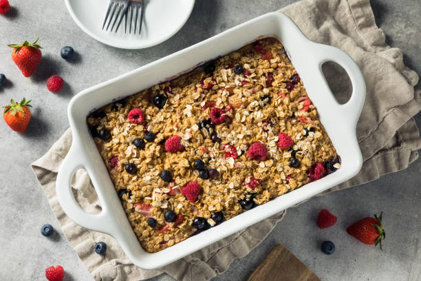 cazuela casera de avena dulce al horno - al horno fotografías e imágenes de stock