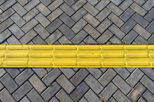 plancher de bloc avec bande de sol tactile - yellow color image textured sensory perception photos et images de collection