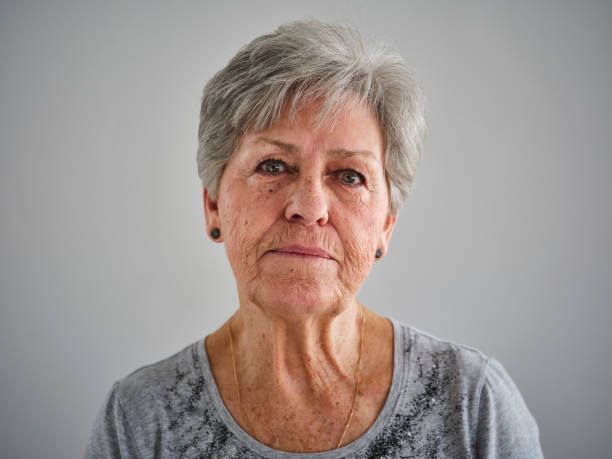 charaktervolles seniorenporträt - mature women portrait hat human face stock-fotos und bilder