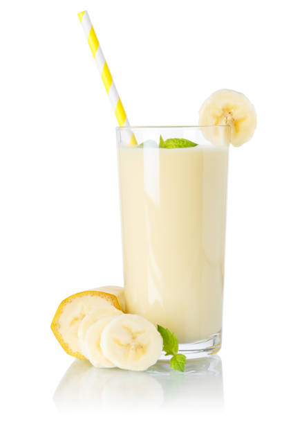 sok owocowy z koktajlu bananowego napój słomkowy koktajl mleczny koktajl mleczny w szklance izolowanej na biało - smoothie banana smoothie milk shake banana zdjęcia i obrazy z banku zdjęć