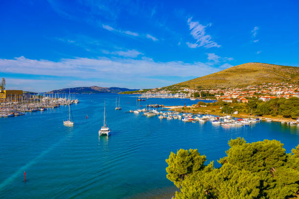 marina vista dal campanile della cattedrale di san lorenzo - trogir-split-dalmazia-croazia - traù foto e immagini stock