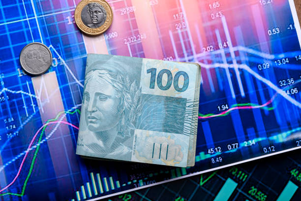 banconota e monete del denaro brasiliano, simbolo del mercato economico, finanza - indicator paper foto e immagini stock