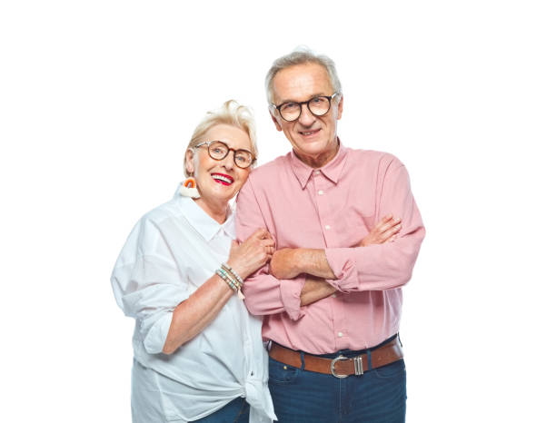 un couple de retraités souriant se tient ensemble - senior couple isolated couple senior adult photos et images de collection