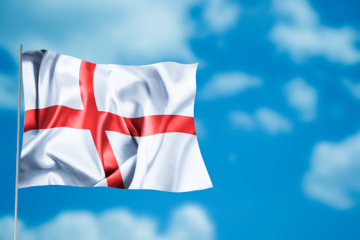 Bandera de Inglaterra, seda hermosa contra el cielo photo