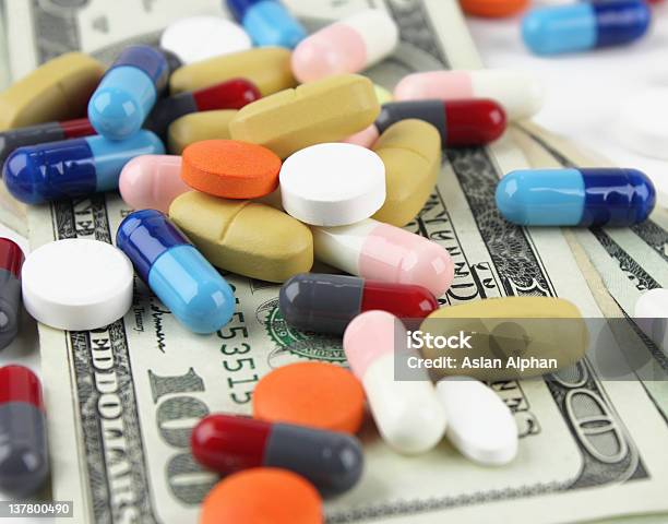 Medicamento De Gastos Foto de stock y más banco de imágenes de Medicamento - Medicamento, Asistencia sanitaria y medicina, Billete de dólar estadounidense
