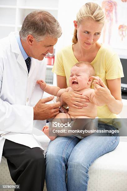 소아과 의사 아기 아기에 대한 스톡 사진 및 기타 이미지 - 아기, 울음, 50-59세