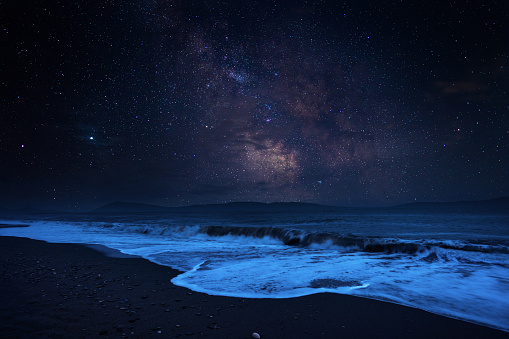 Cielo estrellado con vía láctea sobre el mar photo