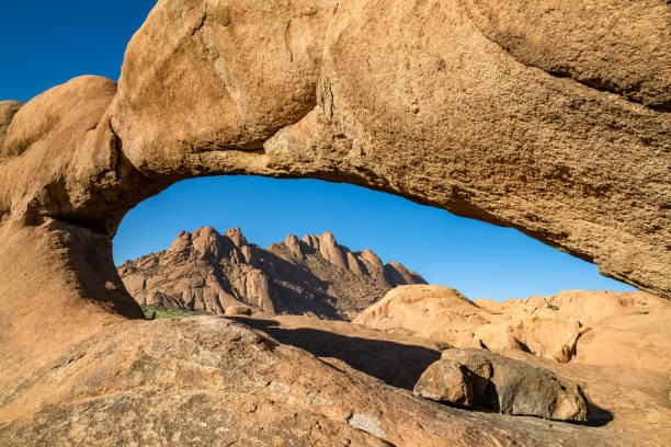 namibia, el arco de piedra de spitzkoppe - erongo fotografías e imágenes de stock