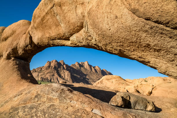 namibia, l'arco di pietra di spitzkoppe - erongo foto e immagini stock