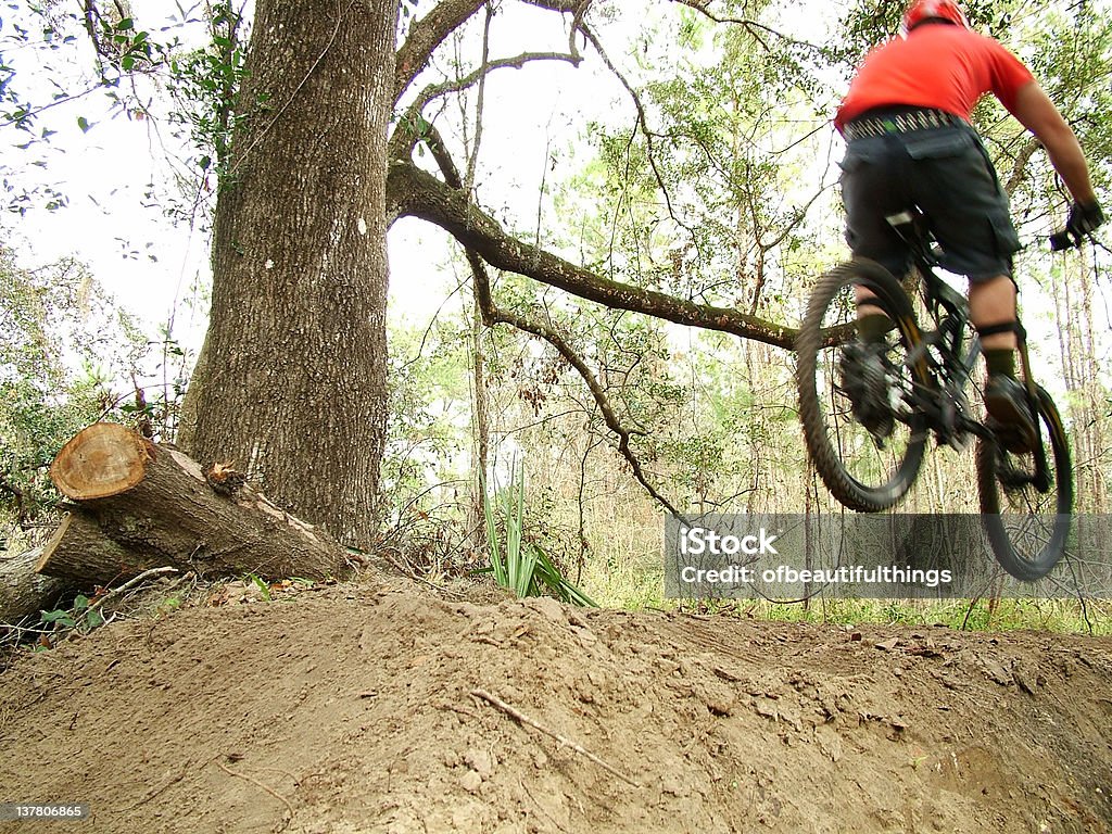 Salto della sporcizia - Foto stock royalty-free di Acrobazia