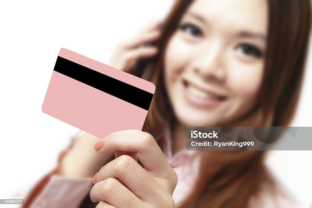 Donna d'affari sorridente tenendo la carta di credito - Foto stock royalty-free di Carte da gioco