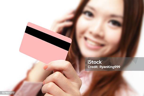 Foto de Mulher De Negócios Sorridente Segurando Um Cartão De Crédito e mais fotos de stock de Carta de baralho - Jogo de lazer