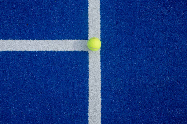 крупный план теннисного мяча на белой линии корта для падд�л-тенниса - tennis ball tennis ball white стоковые фото и изображения